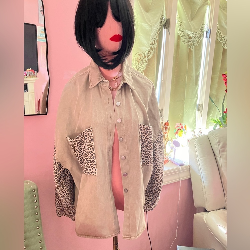 POL Button Down Puff Leopard Sleeves Top